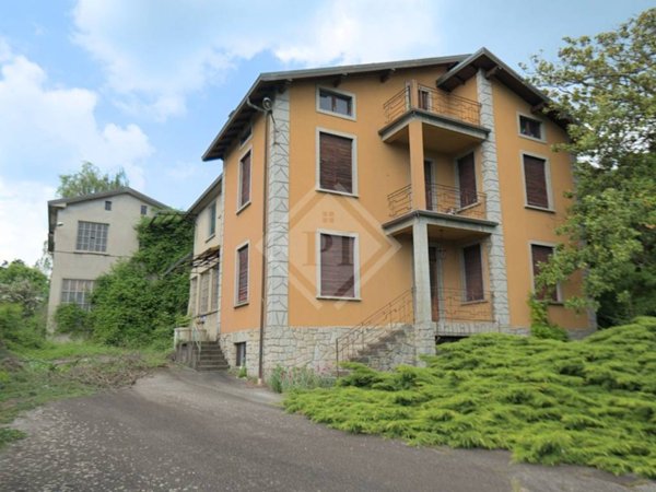 villa in vendita a Gemonio