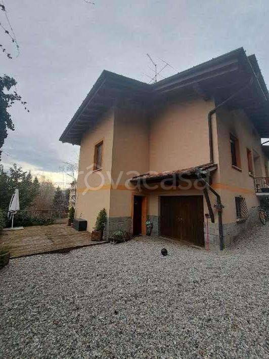 casa indipendente in vendita a Gemonio