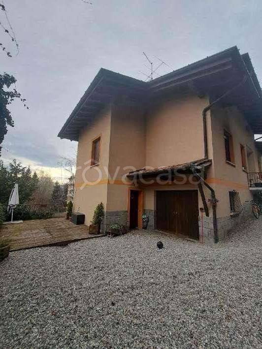 casa indipendente in vendita a Gemonio