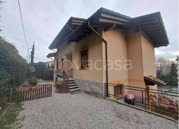 casa indipendente in vendita a Gemonio