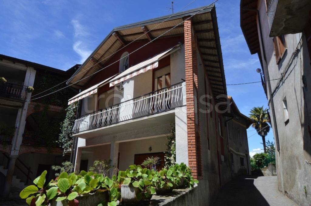 casa indipendente in vendita a Gemonio