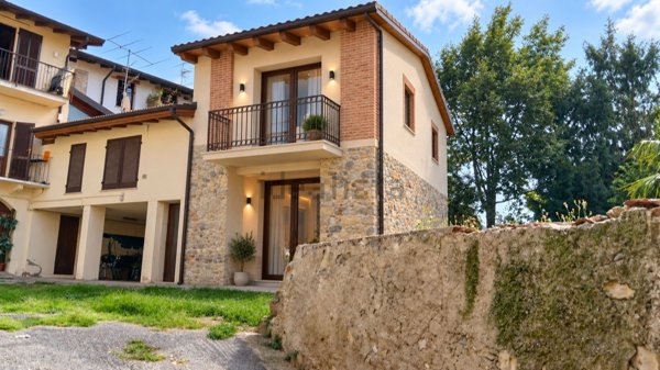 casa indipendente in vendita a Gemonio