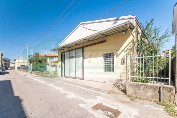 capannone in vendita a Gerenzano