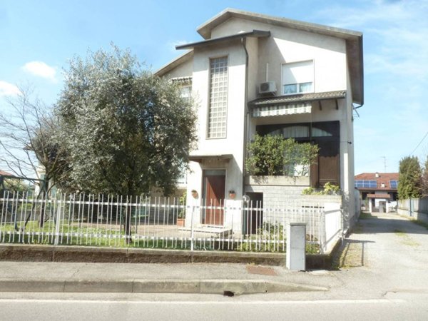 casa indipendente in vendita a Gerenzano