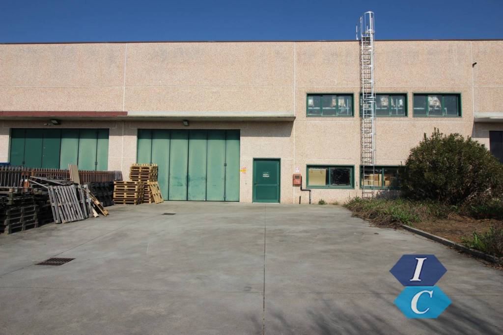 locale commerciale in vendita a Gerenzano