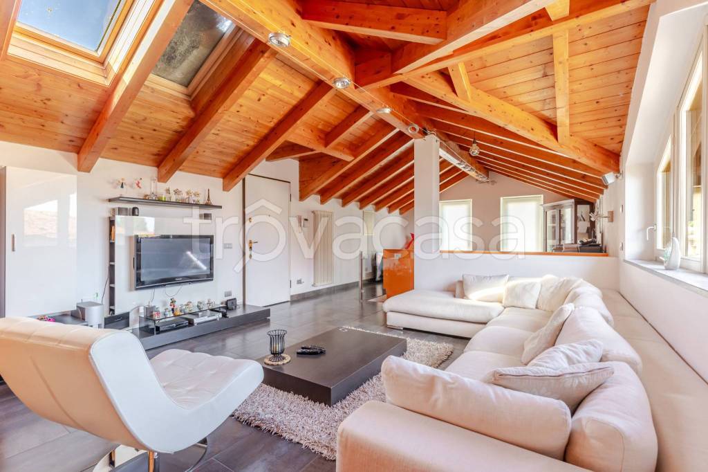 casa indipendente in vendita a Gerenzano