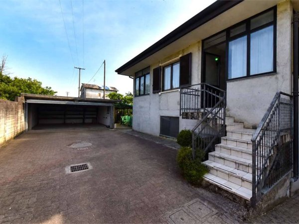 casa indipendente in vendita a Gerenzano