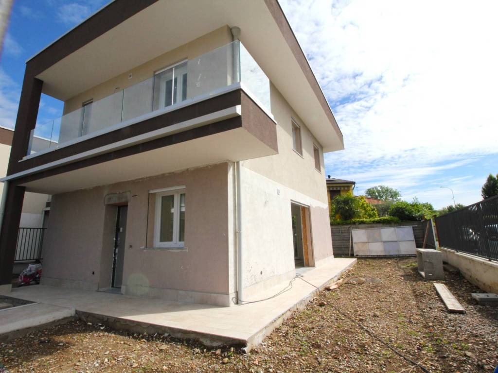 casa indipendente in vendita a Gorla Minore