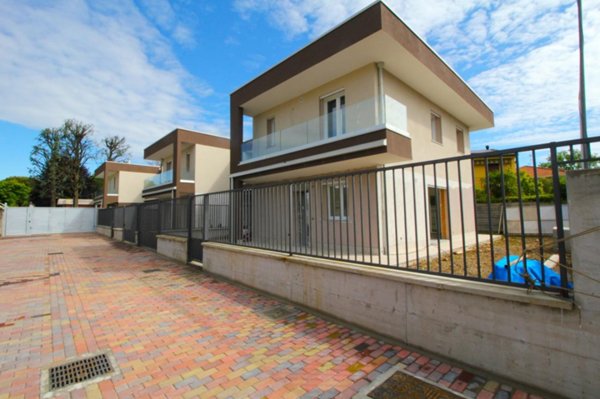 casa indipendente in vendita a Gorla Minore
