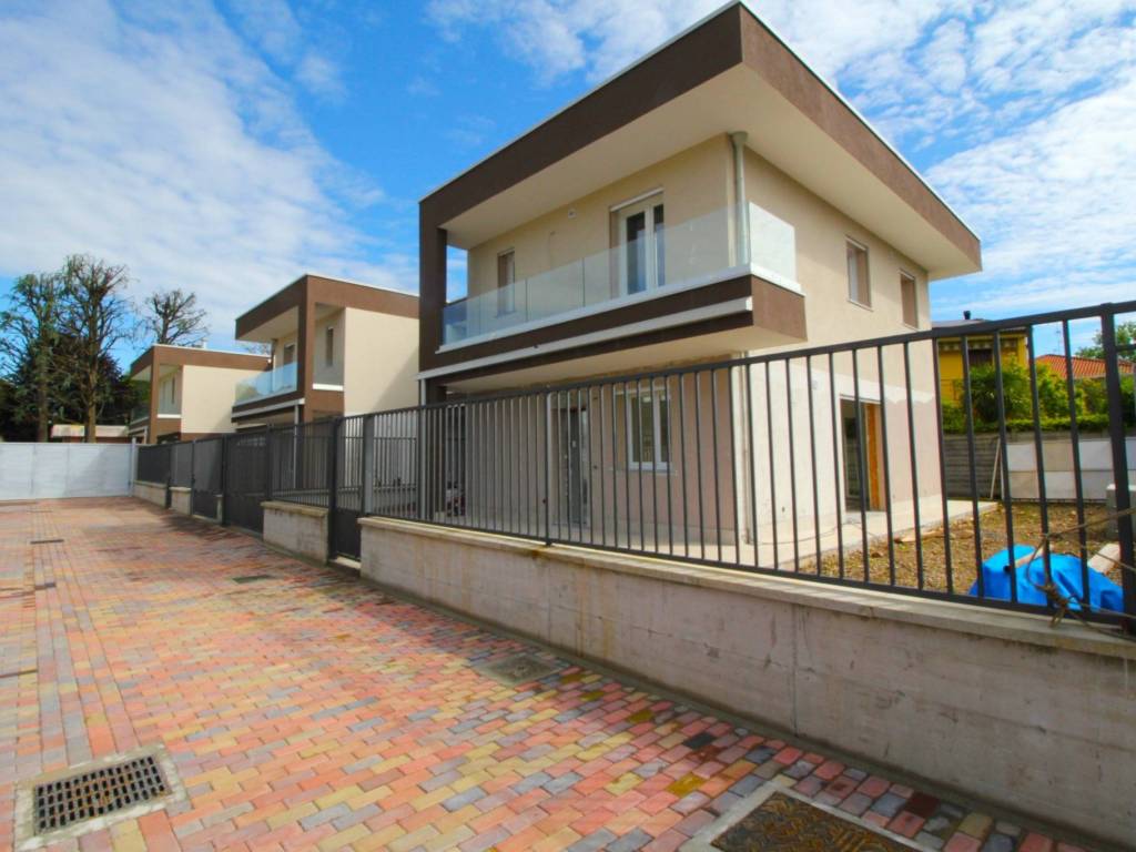 casa indipendente in vendita a Gorla Minore