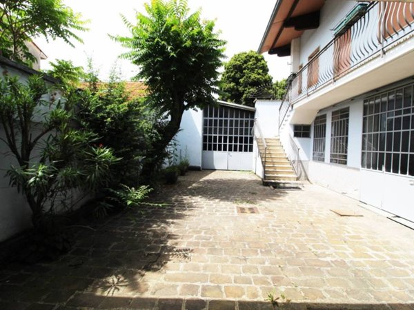 locale commerciale in vendita a Gorla Minore in zona Prospiano