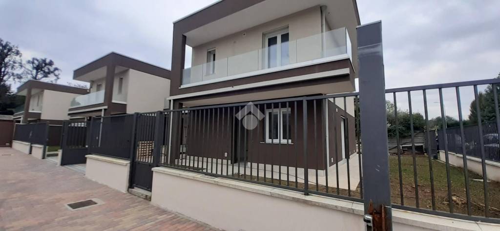 casa indipendente in vendita a Gorla Minore