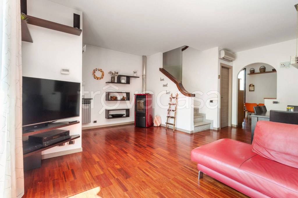 casa indipendente in vendita a Gorla Minore