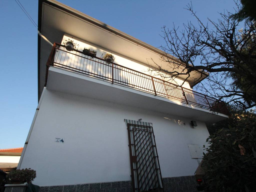 casa indipendente in vendita a Gorla Minore