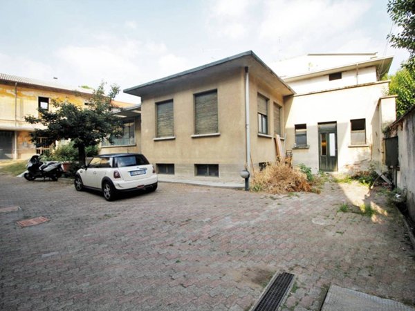 locale commerciale in vendita a Gorla Minore