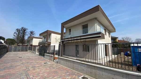 casa indipendente in vendita a Gorla Minore