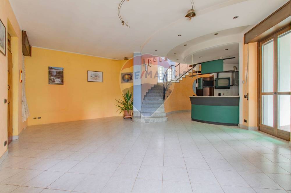 casa indipendente in vendita a Gorla Minore