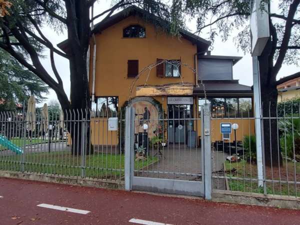 negozio in vendita a Gorla Minore