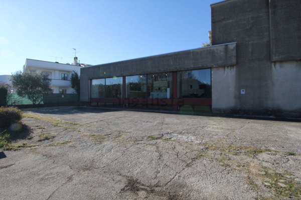 locale commerciale in vendita a Gorla Minore