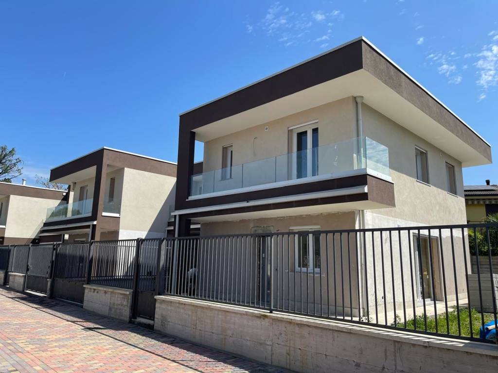 casa indipendente in vendita a Gorla Minore