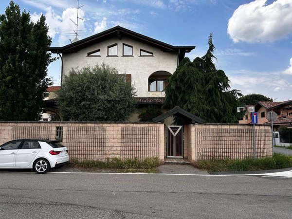 casa indipendente in vendita a Gorla Minore