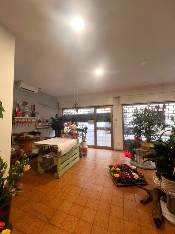 negozio in vendita a Gorla Minore