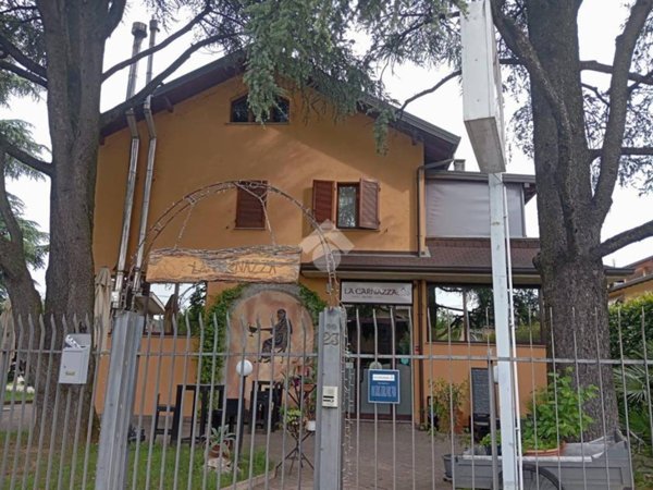 negozio in vendita a Gorla Minore