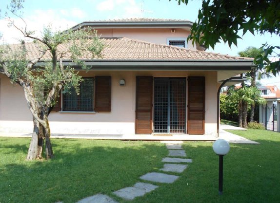 casa indipendente in vendita a Gorla Minore in zona Prospiano