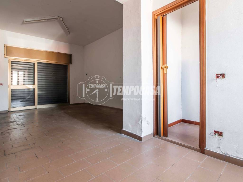 negozio in vendita a Gorla Minore in zona Prospiano