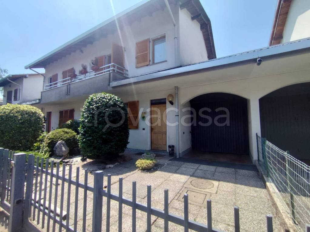 casa indipendente in vendita a Gorla Minore
