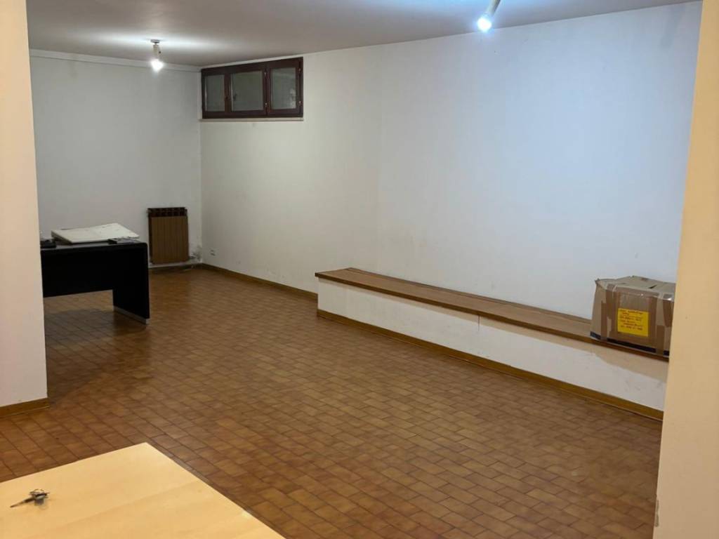 locale commerciale in vendita a Gorla Minore in zona Prospiano