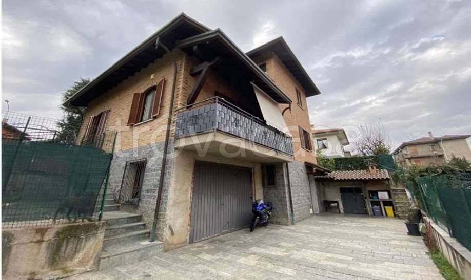 casa indipendente in vendita ad Induno Olona in zona Olona