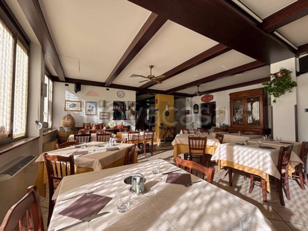 negozio in vendita ad Induno Olona in zona Olona