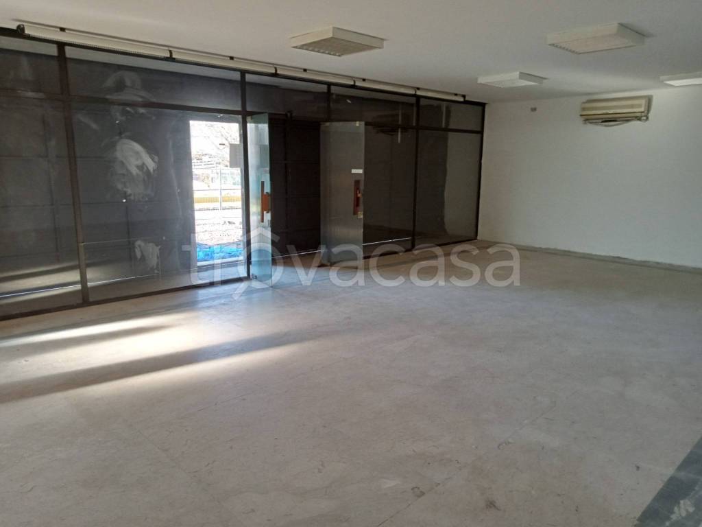 negozio in vendita ad Induno Olona