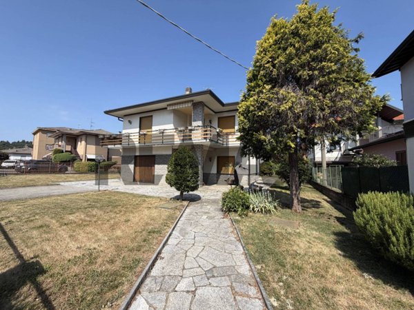 casa indipendente in vendita ad Induno Olona in zona San Pietro
