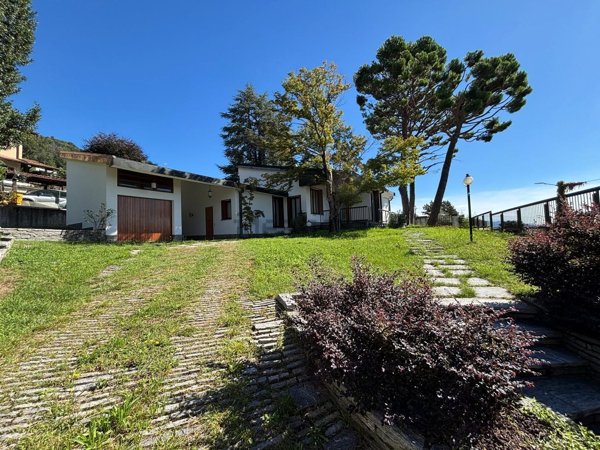 casa indipendente in vendita ad Induno Olona in zona Pezza