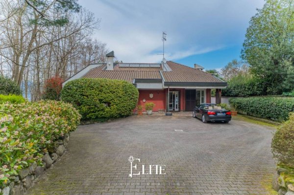 casa indipendente in vendita ad Ispra in zona Quassa