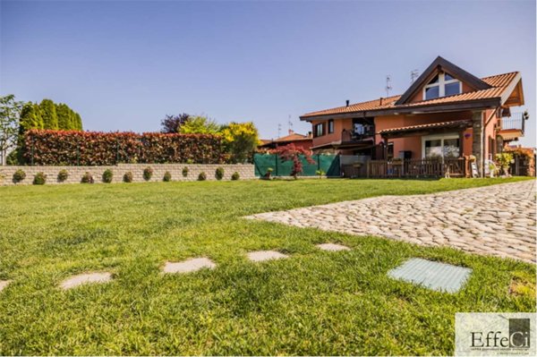 casa indipendente in vendita ad Ispra in zona Barza