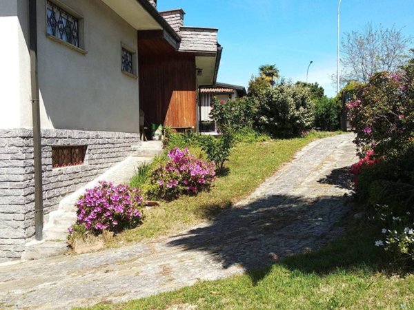 casa indipendente in vendita ad Ispra in zona Barza