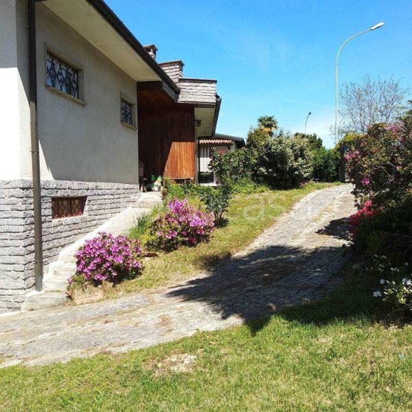 casa indipendente in vendita ad Ispra in zona Barza