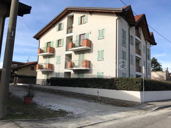 appartamento in vendita ad Ispra in zona Barza