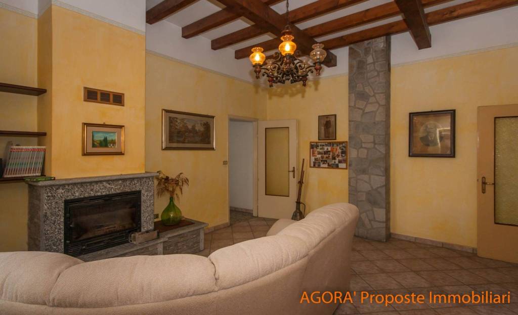 appartamento in vendita ad Ispra in zona Barza