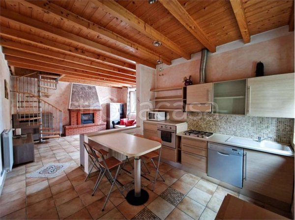 appartamento in vendita ad Ispra in zona Cascine