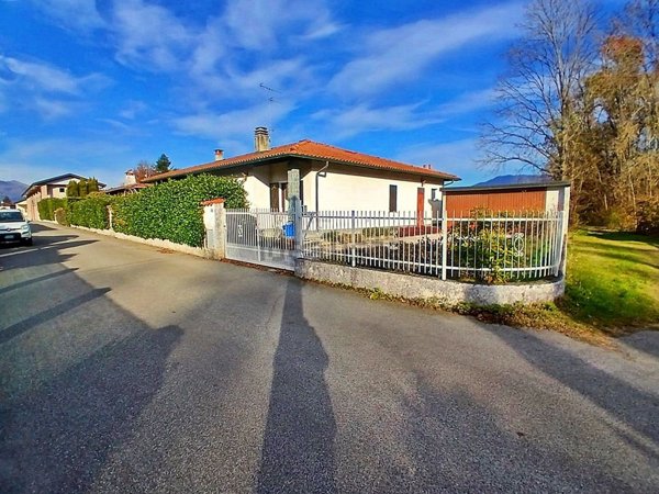 casa indipendente in vendita ad Ispra