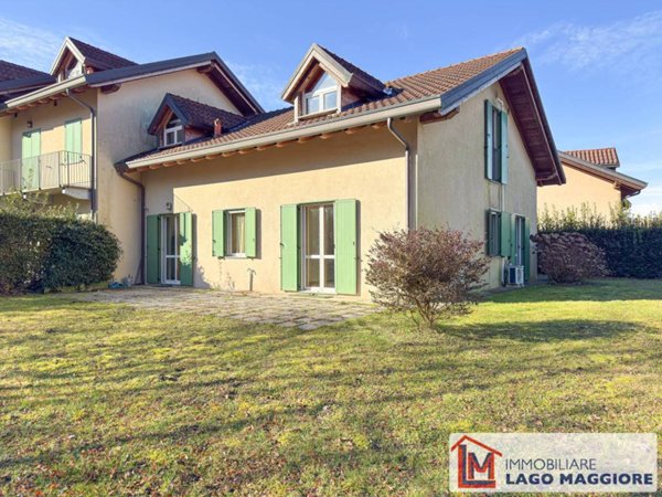 casa indipendente in vendita ad Ispra in zona Quassa