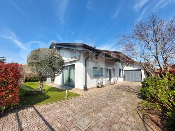 casa indipendente in vendita ad Ispra