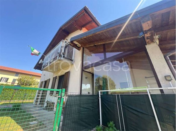 casa indipendente in vendita ad Ispra in zona Cascine