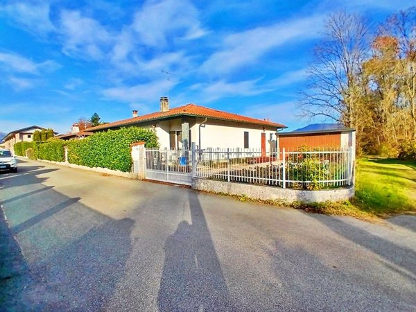 casa indipendente in vendita ad Ispra in zona Cascine