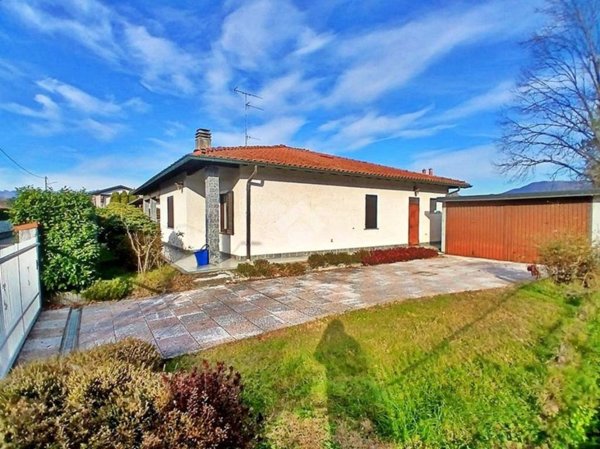 casa indipendente in vendita ad Ispra in zona Cascine