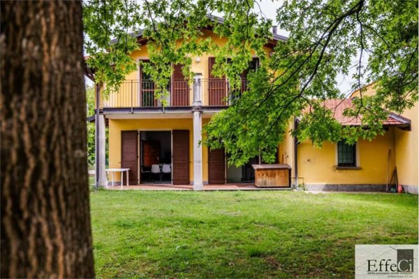 casa indipendente in vendita ad Ispra in zona Cascine